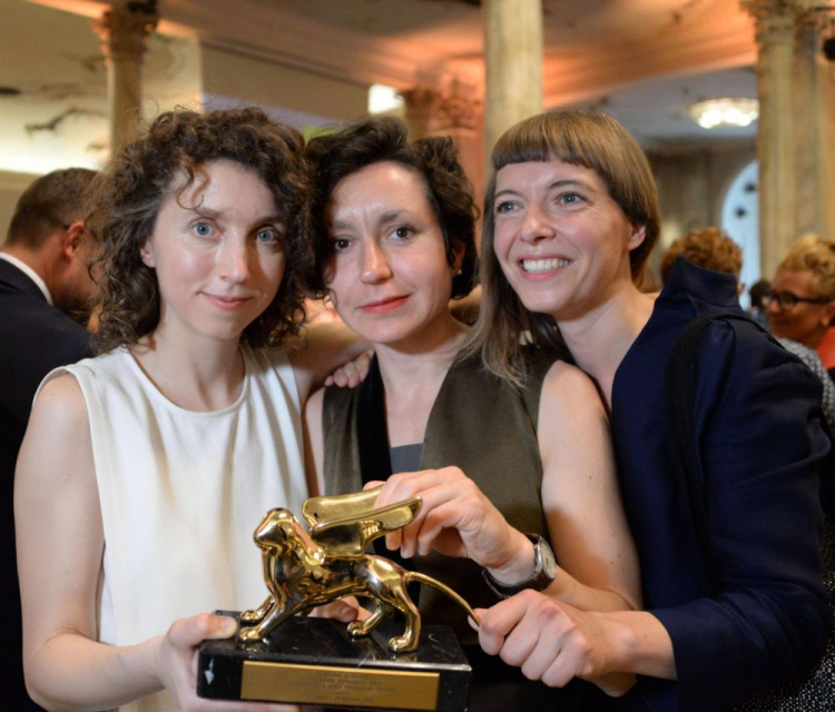 Litewskie artystki Rugile Barzdziukait, Vaiva Grainyte i Lina Lapelyte trzymające Złotego Lwa. Fot. PAP/EPA