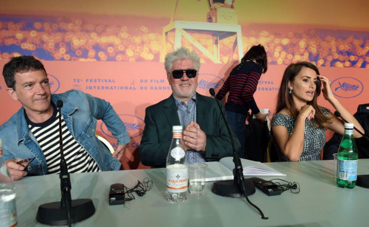 Antonio Banderas, Pedro Almodovar i Penelope Cruz podczas konferencji prasowej dot. filmu „Pain and Glory”. Fot. PAP/EPA