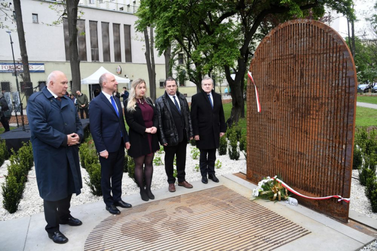 Od lewej: wiceprezydent Krakowa Bogusław Kośmider, sekretarz stanu w Kancelarii Prezydenta RP Wojciech Kolarski, przewodnicząca Zarządu Krajowego Niezależnego Zrzeszenia Studentów Patrycja Serafin, publicysta, dziennikarz i pisarz Bronisław Wildstein oraz wicepremier i minister kultury i dziedzictwa narodowego Piotr Gliński podczas uroczystego odsłonięcia pomnika upamiętniającego Stanisława Pyjasa. Fot. PAP/J. Bednarczyk