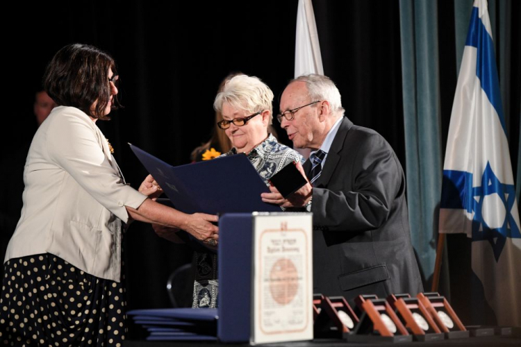 W imieniu Heleny i Stanisława Borowskich oraz Marii i Jana Burbutowskich z rąk ambasador Izraela w Polsce Anny Azari (L) podczas uroczystości wręczenia medali i dyplomów honorowych „Sprawiedliwy wśród Narodów Świata” medal i tytuł odbierają Maria Kozłowska (C) i Jan Burbutowski (P). Fot. PAP/R. Pietruszka