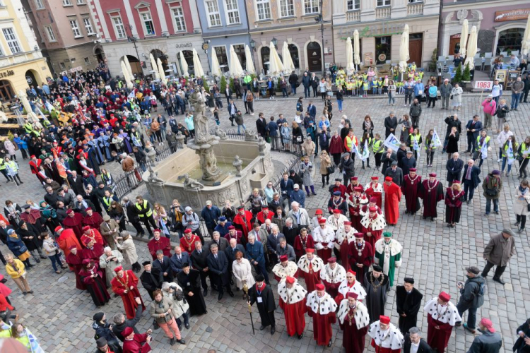 W ramach obchodów 100-lecia Uniwersytetu Poznańskiego odbył się przemarsz senatów UAM, UMP, UPP i AWF z poznańskiej katedry do Collegium Minus Uniwersytetu im. Adama Mickiewicza. Fot. PAP/J. Kaczmarczyk