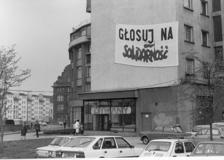 Wrocław 1989-04-01. Plansza z hasłem wyborczym Solidarności. PAP/A. Hawałej
