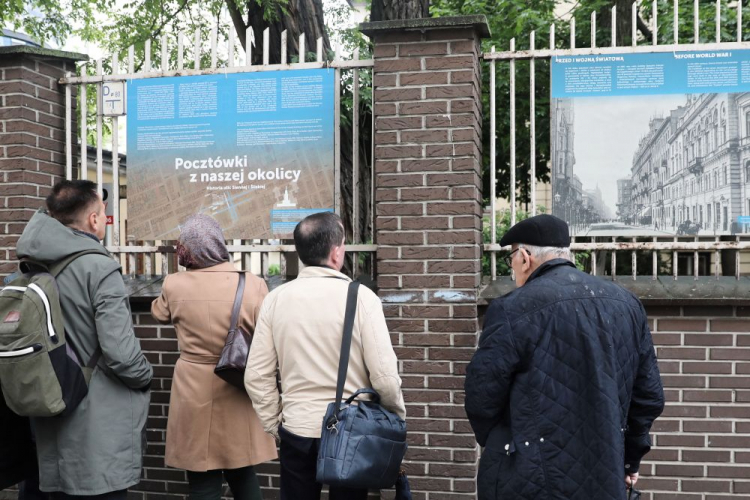 Otwarcie wystawy plenerowej Muzeum Getta Warszawskiego „Pocztówki z naszej okolicy... Historia ulicy Siennej i Śliskiej”. Fot. PAP/T. Gzell