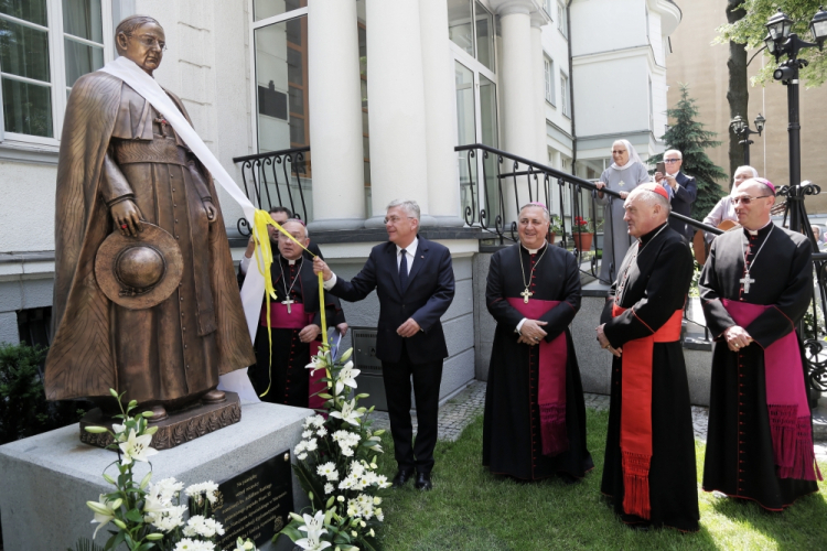 Warszawa, 06.06.2019. Abp Edgar Pena Parra (L), marszałek Senatu Stanisław Karczewski (2L) oraz nuncjusz apostolski w Polsce Salvatore Pennacchio (3P), metropolita warszawski abp Kazimierz Nycz (2P) oraz prymas Polski Wojciech Polak (P) podczas obchodów 100-lecia przywrócenia stosunków dyplomatycznych między Stolicą Apostolską i Polską - poświęcenie odnowionej kaplicy i odsłonięcie pomnika nuncjusza apostolskiego w Polsce Achille Rattiego, późniejszego papieża Piusa XI. Fot. PAP/W. Olkuśnik