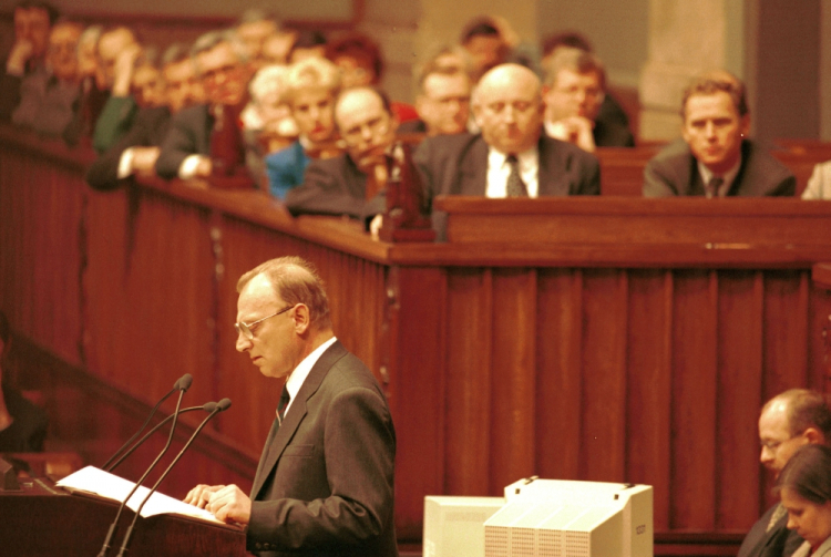 Warszawa 21.12.1995 r. Minister spraw wewnętrznych Andrzej Milczanowski podczas wystąpienia w Sejmie; wg niego UOP uzyskał informacje, że jedna z zagranicznych służb wywiadowczych posiada stałego informatora w polskich kręgach politycznych, wywodzącego się z byłej PZPR. Przełomowy moment wg niego nastąpił w roku 1995, kiedy uzyskano informacje wskazujące na Józefa Oleksego. Fot. PAP/W. Stein