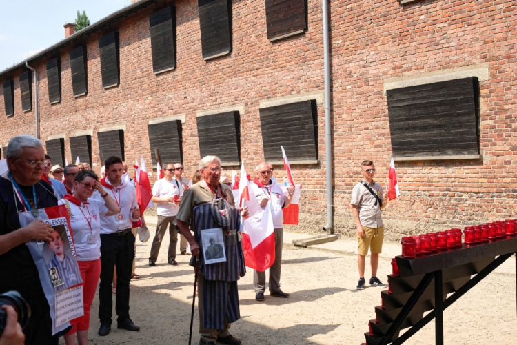 Oświęcim, 14.06.2019. Zapalenie zniczy 14 bm. w Oświęcimiu pod Ścianą Straceń w obozie Auschwitz z okazji Obchodów Narodowego Dnia Pamięci Ofiar Niemieckich Nazistowskich Obozów Koncentracyjnych i Obozów Zagłady w rocznicę pierwszego transportu Polaków do Auschwitz. Fot. PAP/A. Grygiel