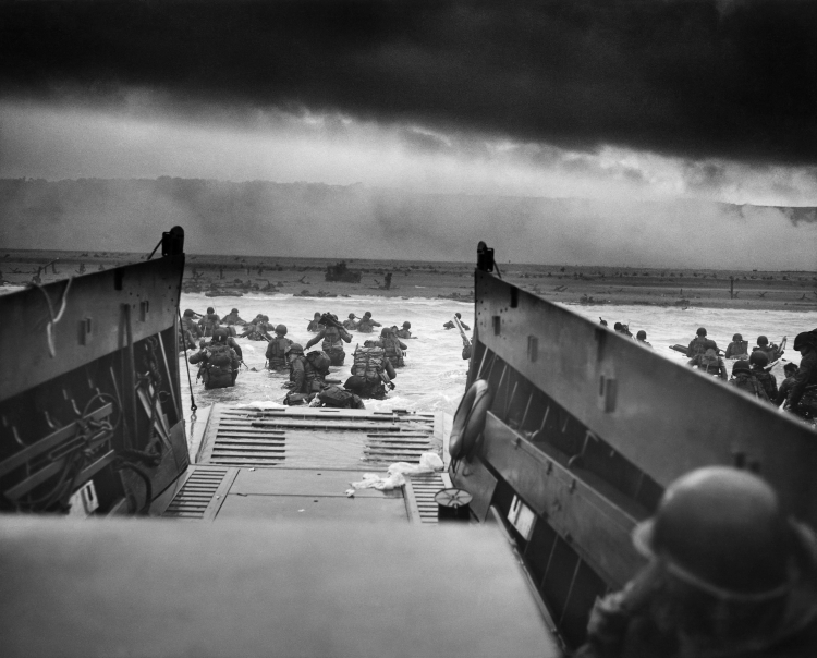 6 06 1944 r. Amerykańskie oddziały desantowe lądują na plaży Omaha w Normandii. Źródło: Wikipedia Commons