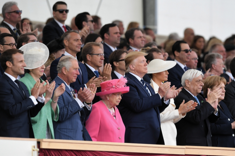 Portsmouth, Wielka Brytania, 05.06.2019. Prezydent Francji Emmanuel Macron (L), premier Wielkiej Brytanii Theresa May (2L), księżę Karol (3L), królowa Elżbieta II (4L), prezydent Stanów Zjednoczonych Donald Trump (5L), pierwsza dama Stanów Zjednoczonych Melania Trump (3P), prezydent Grecji Prokopis Pawlopulos (2P) i kanclerz Niemiec Angela Merkel (P) podczas obchodów upamiętniających 75. rocznicę lądowania sił sprzymierzonych w Normandii, 5 bm. w Portsmouth. Fot. PAP/R. Pietruszka