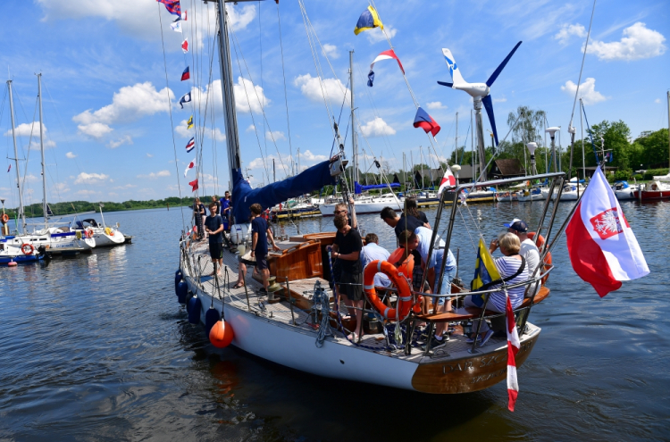 Szczecin, 14.06.2019. Polski jednomasztowy jacht żaglowy Dar Szczecina wpływa do centrum Szczecina, 14 bm. z okazji świętowania 50-lecia wodowania jednostki. Żaglowiec zacumuje przy miejscowym Nadbrzeżu Starówka. Fot. PAP/M. Bielecki