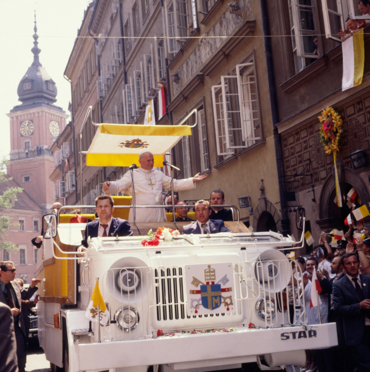 Warszawa, 02.06.1979. I pielgrzymka do Polski papieża Jana Pawła II. Nz. przyjazd Ojca Świętego z lotniska (białym terenowym samochodem marki Star, ze specjalnie zbudowanym tronem) pod katedrę pw. św. Jana Chrzciciela. Z prawej siedzi osobisty sekretarz papieża ksiądz Stanisław Dziwisz. Fot. PAP/L. Łożyński