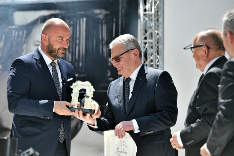 Wrocław, 06.06.2019. Prezydent Wrocławia Jacek Sutryk (L), dyrektor Zakładu Narodowego im. Ossolińskich we Wrocławiu Adolf Juzwenko (2P) oraz były Prezydent Republiki Federalnej Niemiec Joachim Gauck (2L) podczas uroczystości wręczenia Nagrody im. Jana Nowaka-Jeziorańskiego, 6 bm. we Wrocławiu. Laureatem nagrody jest Joachim Gauck, którą otrzymał za budowę pojednania europejskiego w duchu prawdy i sprawiedliwości. Fot. PAP/M. Kulczyński