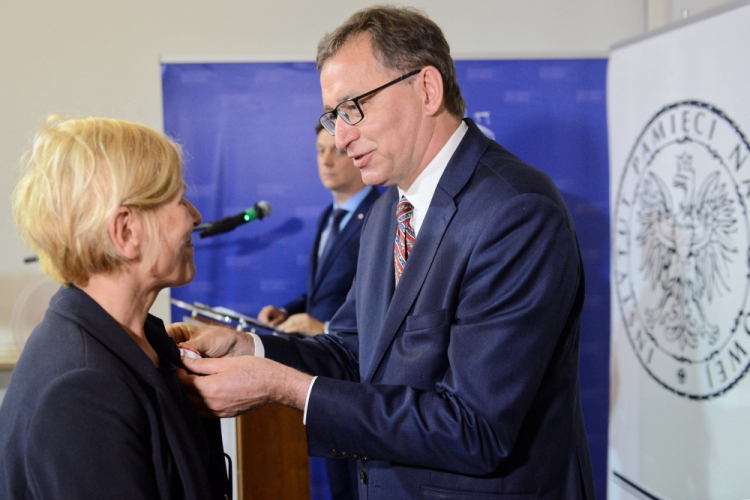 Warszawa, 12.06.2019. Prezes IPN Jarosław Szarek (P) odznaczył aktorkę Krystynę Froelich-Przybylską (L) podczas uroczystości wręczenia Krzyży Wolności i Solidarności, 12 bm. w Warszawie. Fot. PAP/J. Kamiński