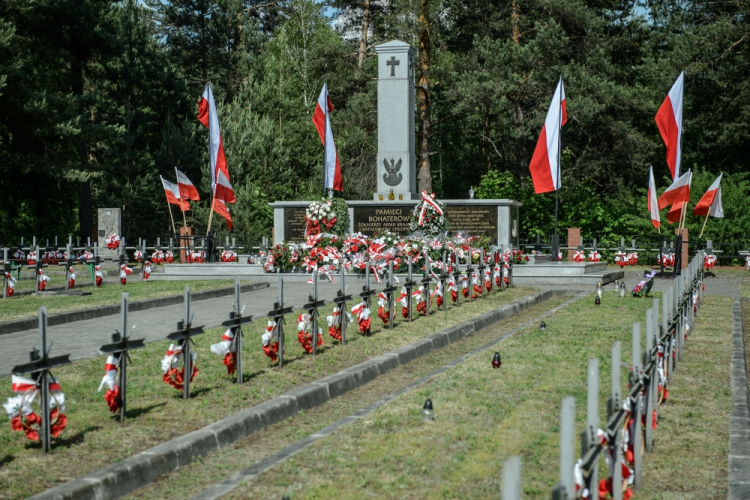 Osuchy (woj. lubelskie), 25.06.2017. Przed pomnikiem na cmentarzu partyzanckim w Osuchach odbyły się uroczyste obchody 73. rocznicy bitwy partyzanckiej pod Osuchami. Fot. PAP/W. Pacewicz