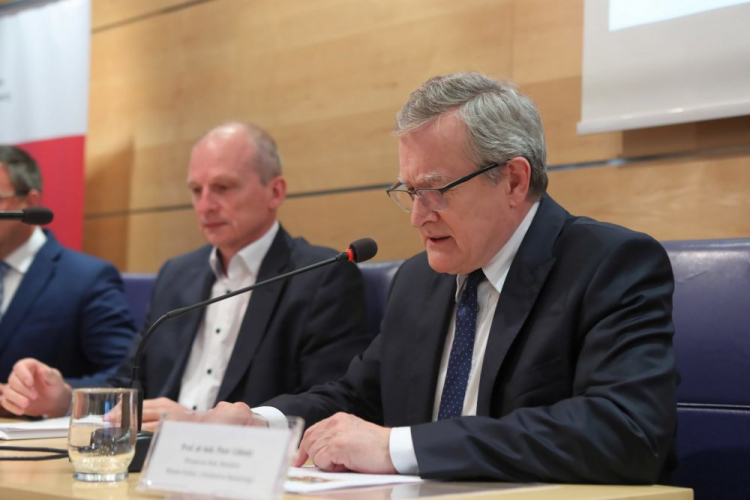 Gdańsk, 03.06.2019. Wicepremier, minister kultury i dziedzictwa narodowego Piotr Gliński (C), wiceminister kultury i dziedzictwa narodowego Jarosław Sellin (L) i dyrektor Muzeum II Wojny Światowej w Gdańsku Karol Nawrocki (2L) podczas wizyty na Westerplatte, Fot. PAP/A. Warżawa