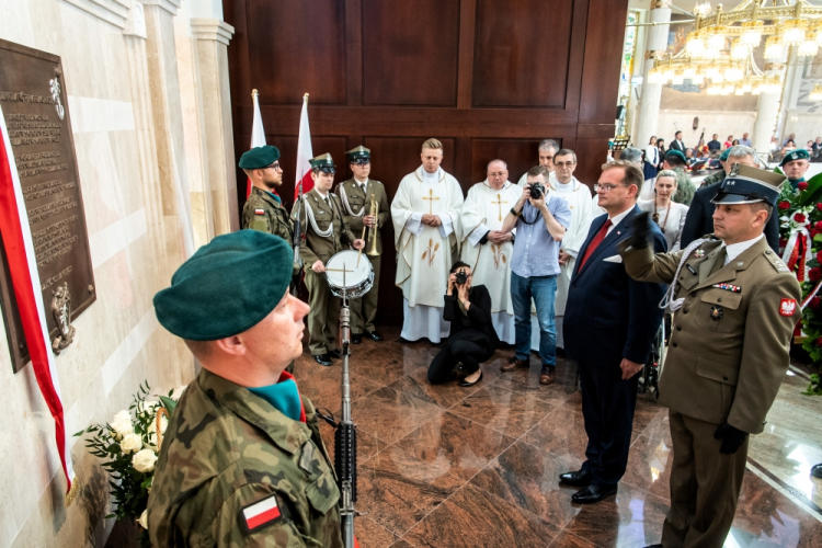 Toruń, 02.06.2019. Szef Urzędu ds. Kombatantów i Osób Represjonowanych Jan Józef Kasprzyk podczas uroczystości odsłonięcia tablicy upamiętniającej działania bojowe Pułku Ułanów Karpackich z udziałem weteranów 2 bm. w Sanktuarium NMP Gwiazdy Nowej Ewangelizacji i św. Jana Pawła II w Toruniu. Odsłonięcie tablicy poprzedziła msza św. w intencji poległych, zmarłych i żyjących żołnierzy Pułku Ułanów Karpackich, pod przewodnictwem bp. Józefa Szamockiego. Fot. PAP/T. Żmijewski