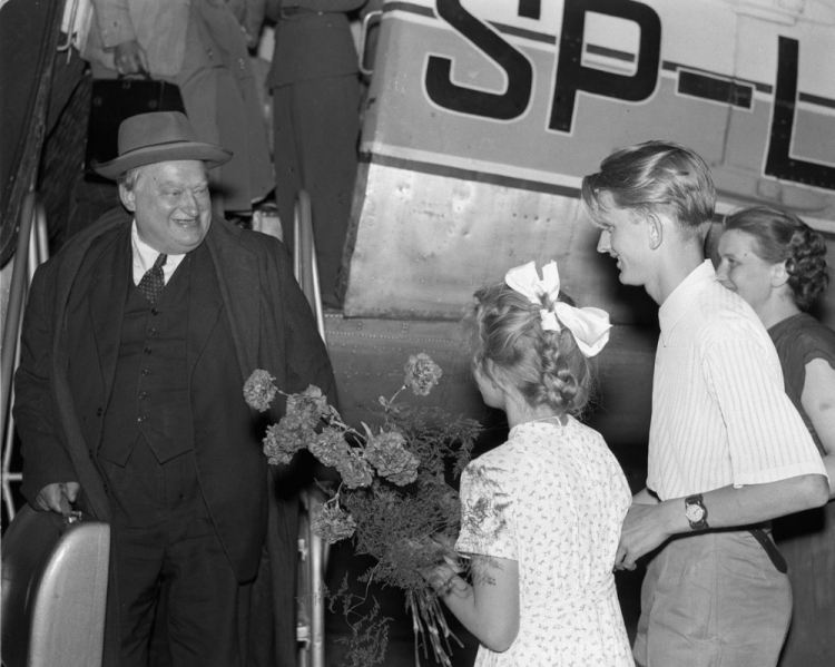 14 06 1956, Warszawa, Okęcie. Premier emigracyjny Stanisław Cat-Mackiewicz wita się z rodziną po powrocie do Polski po szesnastu latach. Fot. PAP/CAF/Archiwum