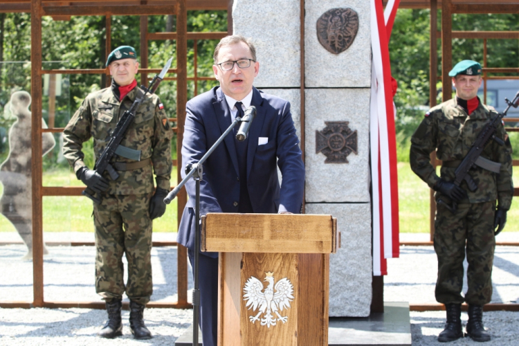 Polana Śmierci, 05.06.2019. Prezes IPN Jarosław Szarek (C) przemawia na Polanie Śmierci w pobliżu Starego Grodkowa podczas uroczystości odsłonięcia 5 bm. pomnika żołnierzy z oddziału NSZ mjr. Henryka Flamego "Bartka", którzy we wrześniu 1946 r. zostali zamordowani przez funkcjonariuszy UB i NKWD w okolicach Starego Grodkowa w woj. opolskim. Fot. PAP/K. Świderski