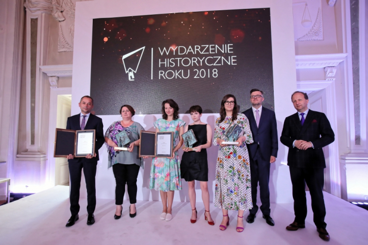 Warszawa, 03.06.2019. Przewodniczący jury prof. Andrzej Szczerski (P), dyrektor Muzeum Historii Polski Robert Kostro (2P), kierownik działu edukacyjnego Muzeum Historii Polski Gabriela Sierocińska-Dec (C) oraz laureaci Katarzyna Witt (3P), Anna Posłuszna (3L), Anna Kobiałka (2L) i Wiesław Kapel (L) pozują do wspólnego zdjęcia podczas gali plebiscytu "Wydarzenie historyczne roku 2018", 3 bm. w Pałacu Rzeczypospolitej w Warszawie. Fot. PAP/L. Szymański