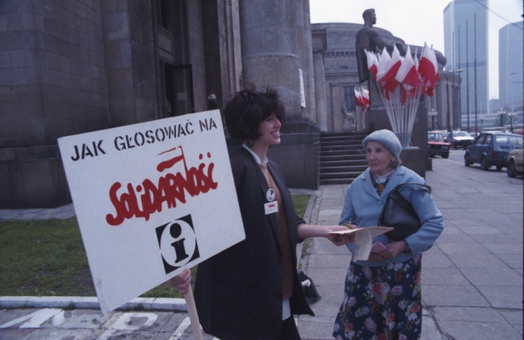 Warszawa 04.06.1989. Wybory parlamentarne (tzw. Wybory czerwcowe, Wybory do Sejmu Kontraktowego). Nz. punkt informacyjny Komitetu Obywatelskiego Solidarność, przed Pałacem Kultury i Nauki. Fot. PAP/I. Sobieszczuk 