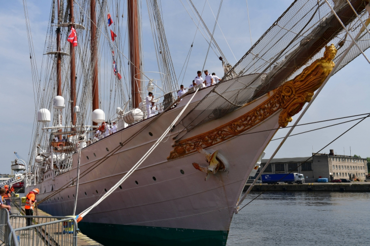 Szczecin, 12.06.2019. Żaglowiec Juan Sebastian de Elcano w szczecińskiej Łasztowni, 12 bm. To pierwsza wizyta jednego z największych na świecie żaglowców w naszym kraju. Okręt przypłynął do Szczecina w związku z imprezą Dni Morza 2019. Fot. PAP/M. Bielecki