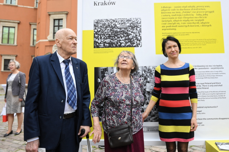 Warszawa, dziedziniec Zamku Królewskiego, 02.06.2019. Marszałek senior Sejmu Kornel Morawiecki (L) wraz z żoną i córką Martą (P) podczas wernisażu wystawy IPN „Wstańcie, chodźmy… Pierwsza pielgrzymka Jana Pawła II do Polski 2–10 czerwca 1979 r.” pozują do pamiątkowego zdjęcia przy fotografii transparentu, który został wykonany przez Jadwigę Morawiecką z okazji pielgrzymki Jana Pawła II do Polski i był trzymany w tłumie w trakcie mszy na krakowskich Błoniach 10 06 1979 r. Fot. PAP/R. Pietruszka 