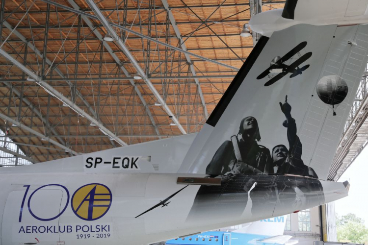 Skrzydło samolotu Bombardier Dash Q400 Polskich Linii Lotniczych LOT ze specjalnym malowaniem wykonanym z okazji obchodów 100-lecia Aeroklubu Polskiego. Fot. PAP/W. Olkuśnik