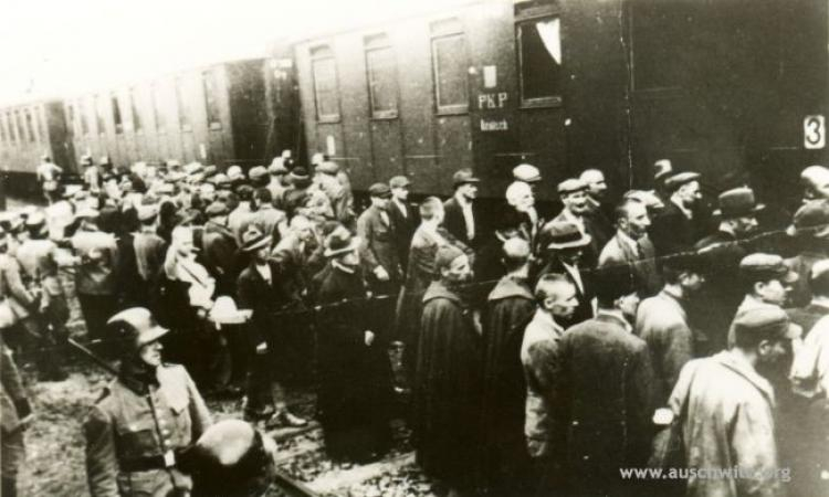 Więźniowie z pierwszego transportu Polaków do KL Auschwitz na dworcu kolejowym w Tarnowie. Fot. Państwowe Muzeum Auschwitz-Birkenau
