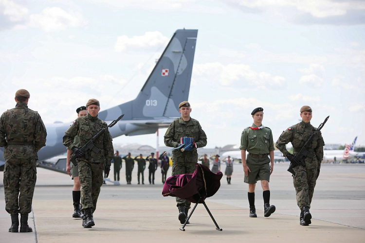 Uroczystość w 1. Bazie Lotnictwa Transportowego w Warszawie po przylocie samolotu CASA C-295M z urną z prochami legendarnego dowódcy Batalionu „Zośka” kpt. Ryszarda Białousa „Jerzego" z amerykańskiej bazy lotniczej Ramstein. Fot. PAP/L. Szymański