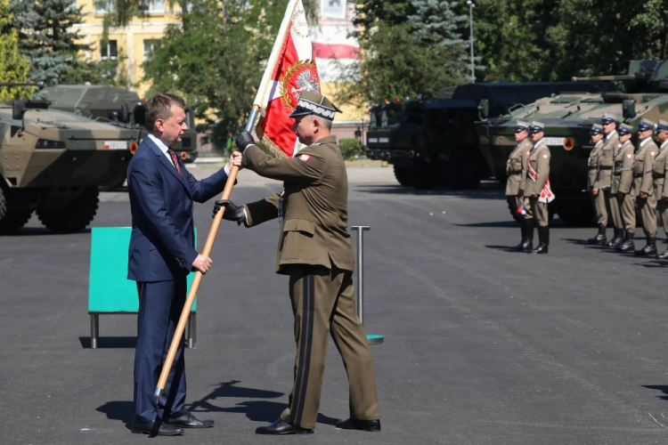 Warszawa, 24.06.2019. Minister obrony narodowej Mariusz Błaszczak i rektor-komendant Akademii Sztuki Wojennej  gen. Ryszard Parafianowicz podczas uroczystości wręczenia sztandaru Akademii Sztuki Wojennej w warszawskiej dzielnicy Rembertów. PAP/T. Gzell