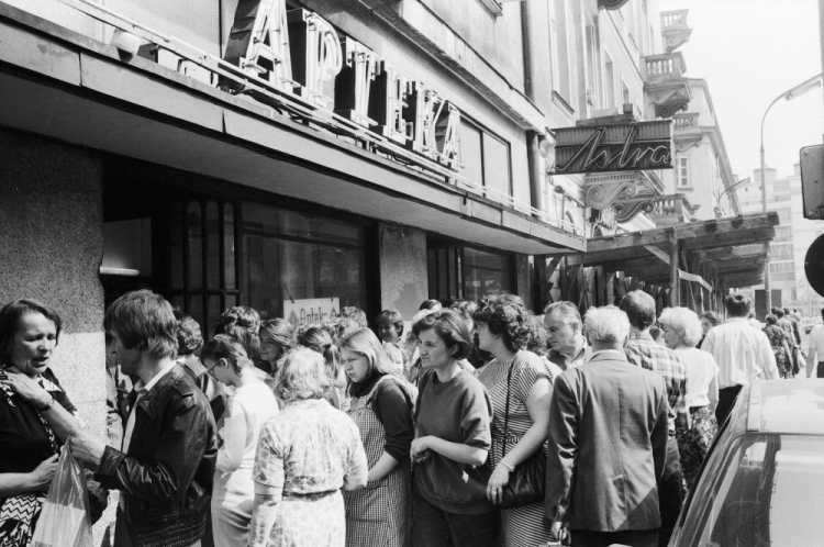 Warszawa 04.1986. Kolejki do aptek - panika po wybuchu elektrowni w Czarnobylu. PAP/CAF - Witold Rozmysłowicz