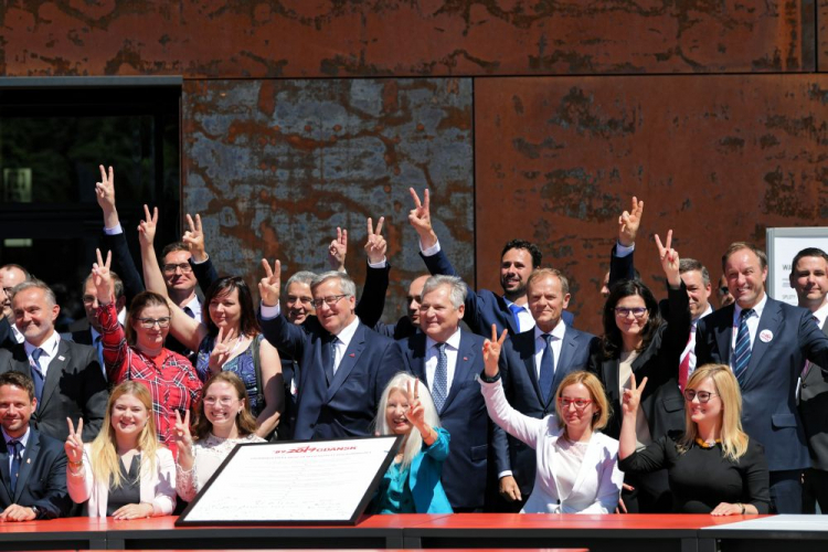 Gdańsk, 04.06.2019. Sygnatariusze "Gdańskiej deklaracji wolności i solidarności", m.in. prezydent m.st. Warszawy Rafał Trzaskowski, była rzeczniczka prasowa rządu Tadeusza Mazowieckiego Małgorzata Niezabitowska, przewodnicząca Rady Miasta Gdańska Agnieszka Owczarczak, wdowa po prezydencie Gdańska, europosłanka Magdalena Adamowicz: drugi rząd: marszałek województwa pomorskiego Mieczysław Struk, prezydent Gdańska Aleksandra Dulkiewicz, przewodniczący Rady Europejskiej Donald Tusk. Fot. PAP/A. Warżawa