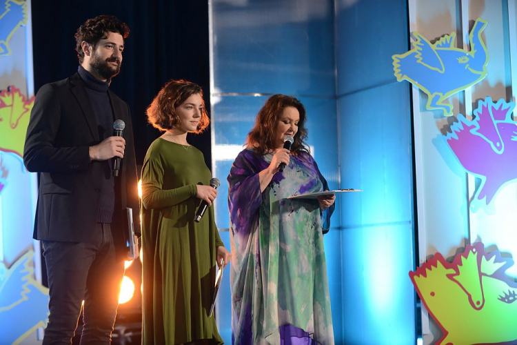 Szefowa Fundacji „Mimo Wszystko”, aktorka Anna Dymna (P) oraz Grzegorz Daukszewicz (L) i Maria Zamachowska (C) podczas półfinałowego koncertu 15. Festiwalu Zaczarowanej Piosenki w Konstancinie-Jeziornej. 05.2019. Fot. PAP/J. Kamiński