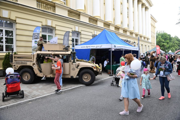 Wydarzenia w ramach pikniku zorganizowanego pod hasłem „Narodowy Dzień Dziecka” w ogrodach Kancelarii Prezesa Rady Ministrów. Fot. PAP/R. Pietruszka