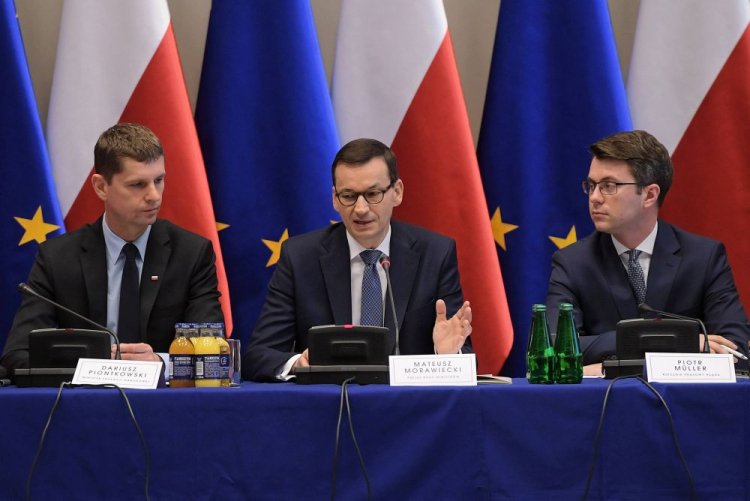 Warszawa, 17.06.2019. Minister edukacji narodowej Dariusz Piontkowski, premier Mateusz Morawiecki, rzecznik prasowy rządu Piotr Mueller podczas sesji plenarnej okrągłego stołu w sprawie edukacji i oświaty w Warszawie. Fot. PAP/M. Obara