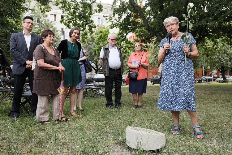 Siostrzenica uhonorowanej Anna Rycombel (P) odsłania kamień poświęcony pamięci Eweliny Lipko-Lipczyńskiej w warszawskim Ogrodzie Sprawiedliwych. Fot. PAP/P. Supernak