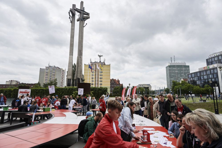 Uczestnicy rozpoczętych w Gdańsku obchodów Święta Wolności i Solidarności. Fot. PAP/A. Warżawa