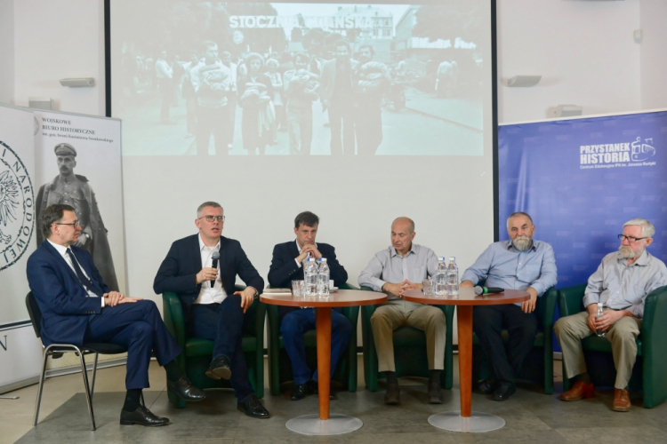 Prezes Instytutu Pamięci Narodowej dr Jarosław Szarek (L), pracownik Archiwum IPN dr Mariusz Żuławnik (2L), dyrektor Centrum Historii Winnicy Oleksandr Fedoryszyn (P) i dyrektor Archiwum Państwowego w Winnicy Jurij Legun (2P) podczas spotkania. Fot. PAP/W. Olkuśnik