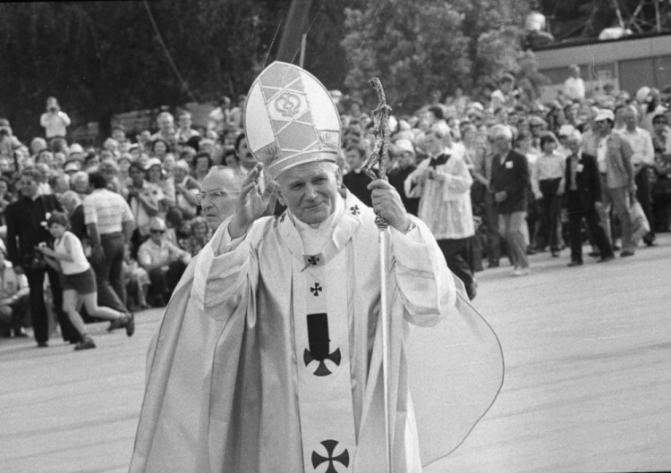 Ojciec Święty na placu Zwycięstwa. Fot. PAP/T. Walczak