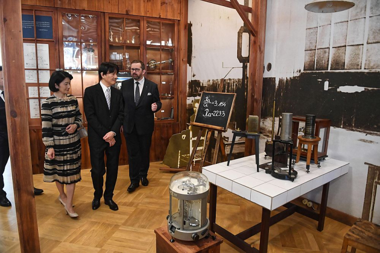 Książę Akishino (2L) i księżna Kiko (L) zwiedzają Muzeum Marii Skłodowskiej-Curie w Warszawie w towarzystwie dyrektora placówki Sławomira Paszkieta. Fot. PAP/R. Pietruszka