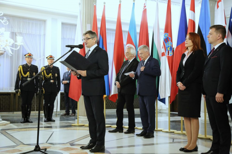 Warszawa, 05.06.2019. Marszałek Sejmu Marek Kuchciński, wicemarszałek Sejmu Ryszard Terlecki i marszałek Senatu Stanisław Karczewski podczas powitania delegacji na IV Szczyt Przewodniczących Parlamentów Państw Europy Środkowej i Wschodniej. PAP/W. Olkuśnik