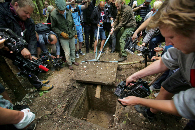 Mamerki, 27.06.2019. W kompleksie bunkrów w Mamerkach (woj. warmińsko-mazurskie), dawnej kwaterze głównej Niemieckich Wojsk Lądowych zostało otwarte ukryte wejście do szybu prowadzącego do tunelu, które nie było otwierane od II wojny światowej.. PAP/T. Waszczuk