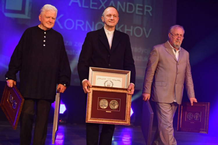 Artysta Marcin Bornus-Szczyciński (L), malarz i krytyk sztuki Tadeusz Boruta (C) oraz najwybitniejszy współczesny mozaista Alexander Kornoukhov (P) podczas gali wręczenia Medalu Per Artem Ad Deum. Fot. PAP/P. Polak