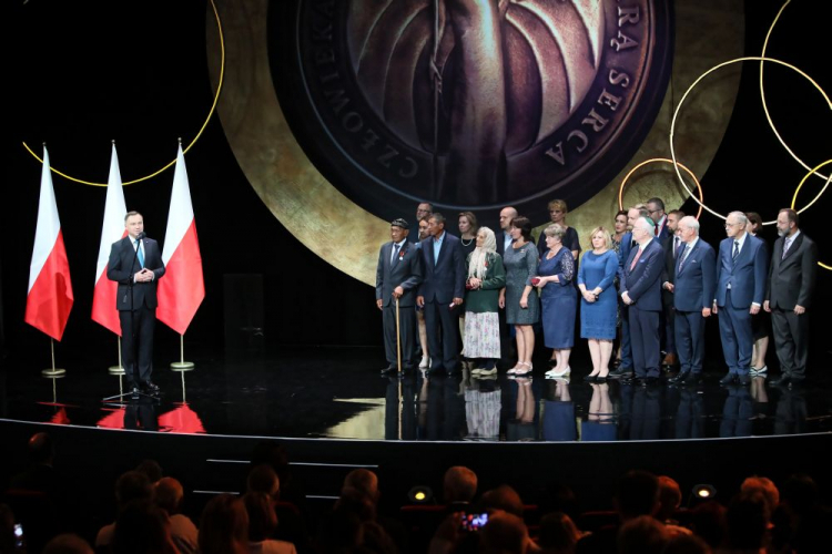 Warszawa, 19.06.2019. Prezydent Andrzej Duda podczas gali wręczenia medali "Virtus et Fraternitas" w Teatrze Polskim w Warszawie. Fot. PAP/L. Szymański