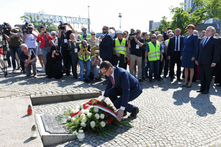 Gdańsk, 03.06.2019. Premier Mateusz Morawiecki złożył kwiaty pod pomnikiem Poległych Stoczniowców w Gdańsku. Uroczystość jest związana z 40. rocznicą pierwszej pielgrzymki Jana Pawła II do Polski. PAP/A. Warżawa