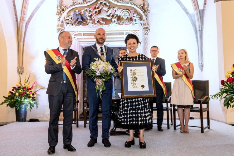 Poseł PO Jarosław Charłampowicz (L), prezydent Wrocławia Jacek Sutryk (2L) oraz pisarka Olga Tokarczuk (3L) podczas uroczystej sesji Rady Miejskiej Wrocławia, na której Olga Tokarczuk otrzymała tytuł Honorowego Obywatela Wrocławia. Fot. PAP/M. Kulczyński