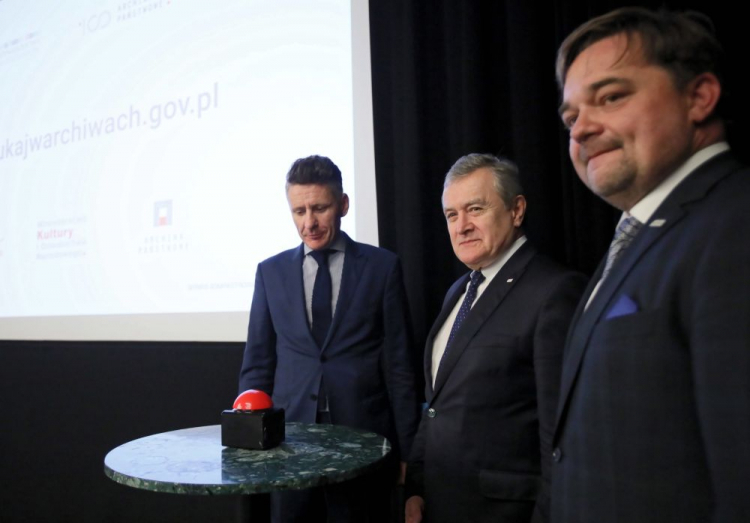 Warszawa, 08.06.2019. Wicepremier, minister kultury i dziedzictwa narodowego Piotr Gliński (C) oraz dyrektor Narodowego Archiwum Cyfrowego Radosław Kałużniak (L) i Naczelny Dyrektor Archiwów Państwowych dr Paweł Pietrzyk (P) podczas uroczystej premiery serwisu internetowego szukajwarchiwach.gov.pl, w kinie Iluzjon. Fot. PAP/L. Szymański