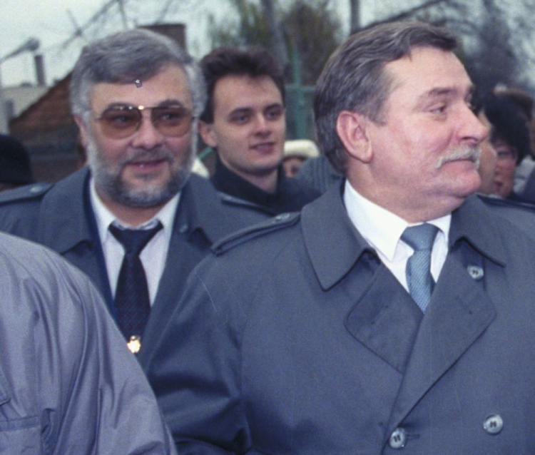 Gdańsk 25.11.1990. Pierwsze powszechne wybory prezydenckie, pierwsza tura. Lech Wałęsa w drodze do lokalu wyborczego. Z tyłu Krzysztof Pusz. Fot. PAP/G. Rogiński