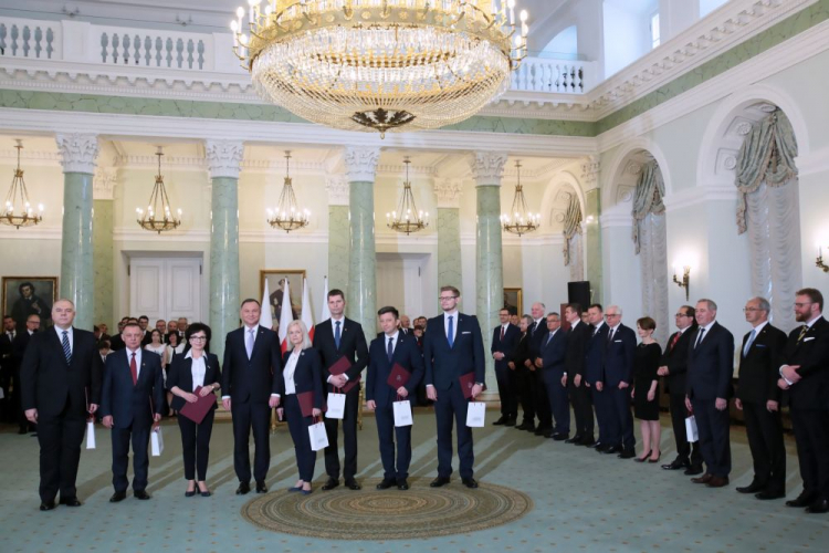 Warszawa, 04.06.2019. Prezydent Andrzej Duda oraz nowo powołani ministrowie - sekretarz stanu w Kancelarii Prezesa Rady Ministrów Jacek Sasin, minister finansów Marian Banaś, minister spraw wewnętrznych i administracji Elżbieta Witek, minister rodziny, pracy i polityki społecznej Bożena Borys-Szopa, minister edukacji Dariusz Piontkowski, członek rady ministrów Michał Dworczyk i minister do spraw pomocy humanitarnej Michał Woś. Fot. PAP/ L. Szymański