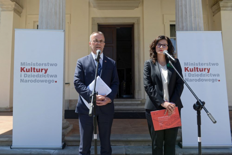 Warszawa, 25.06.2019. Wiceminister kultury i dziedzictwa narodowego Jarosław Sellin i prezydent Gdańska Aleksandra Dulkiewicz podczas briefingu prasowego po spotkaniu w sprawie Westerplatte.  PAP/J. Kamiński