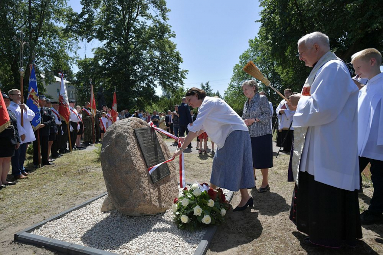 Wiceminister kultury Magdalena Gawin (L) i córka zamordowanych Cecylia Borkowska (P) z domu Postek podczas uroczystości odsłonięcia tablic upamiętniających Juliannę, Stanisława, Henryka i Wacława Postków w Stoczku. Fot. PAP/P. Piątkowski